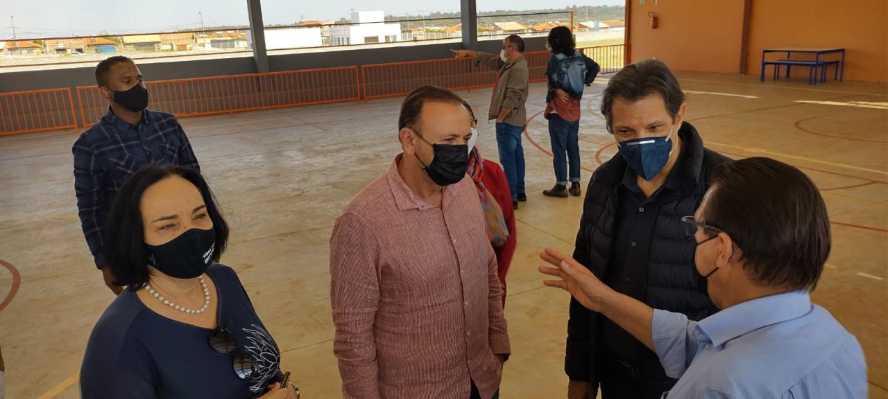 Foto 5 de 10 — Fernando Haddad faz visita em escola de Araraquara e cumpre agenda na região